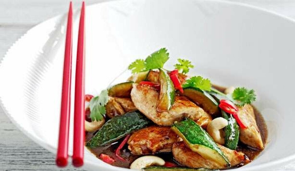 Opskrift på kylling i wok med courgette, østerssauce og cashewnødder
