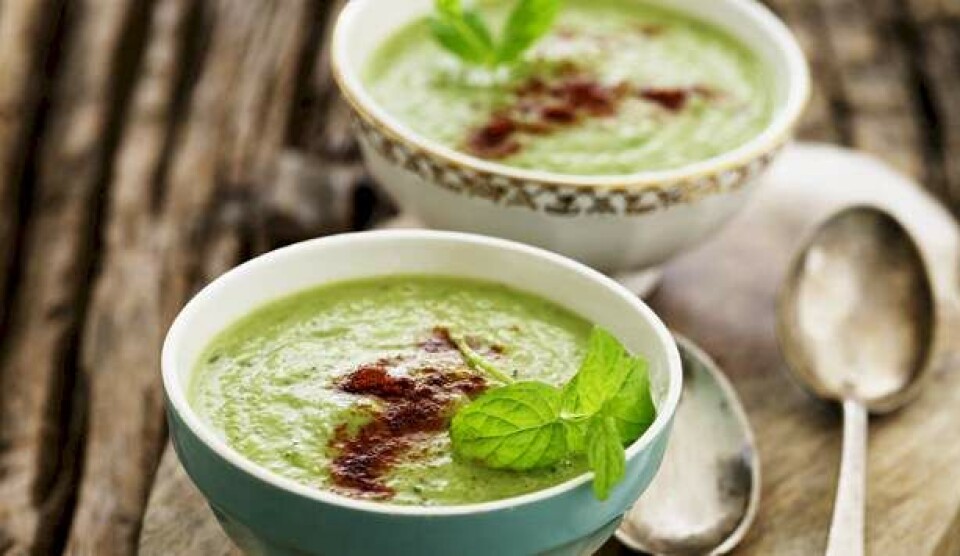 Suppe: Kold agurkeavocadosuppe med krydderurter, caynnepepper og valnødder