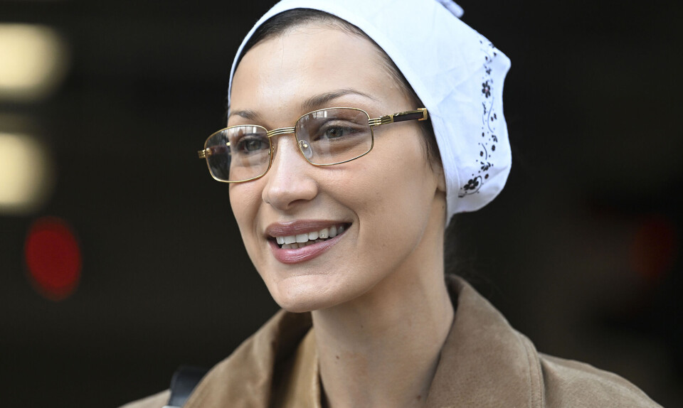 bella hadid med tandsmykke