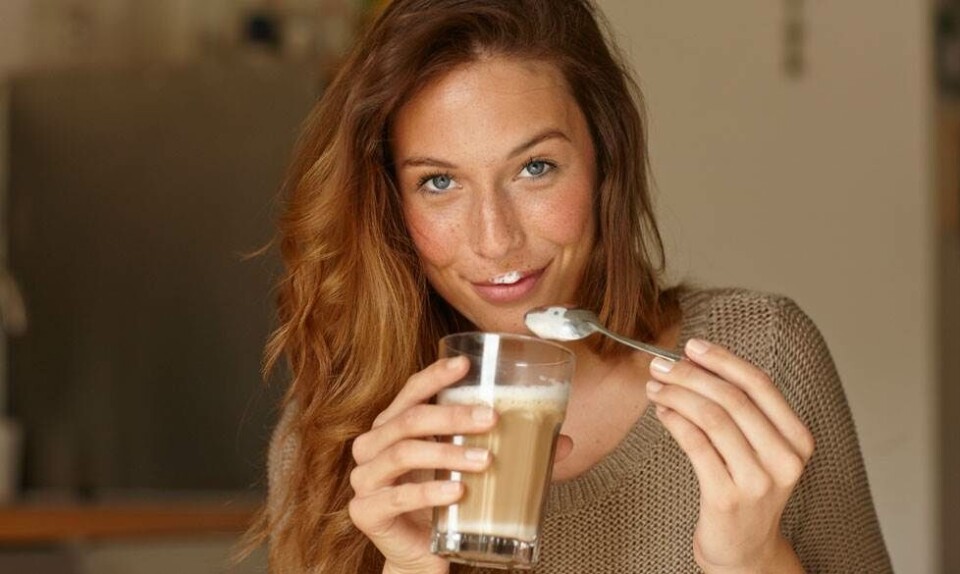 Kvinde drikker kaffe