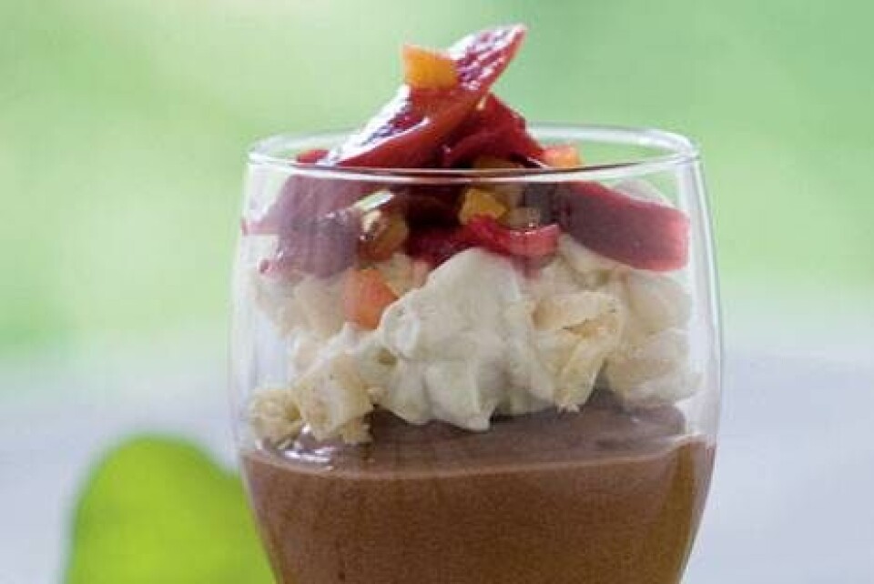 Chokolademousse med syltede rabarber