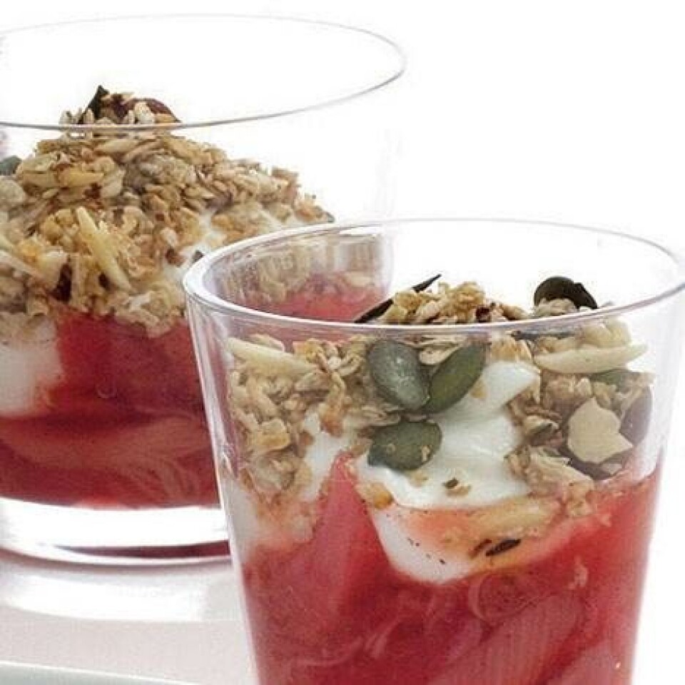 Skyr med rabarberkompot og sprødt drys