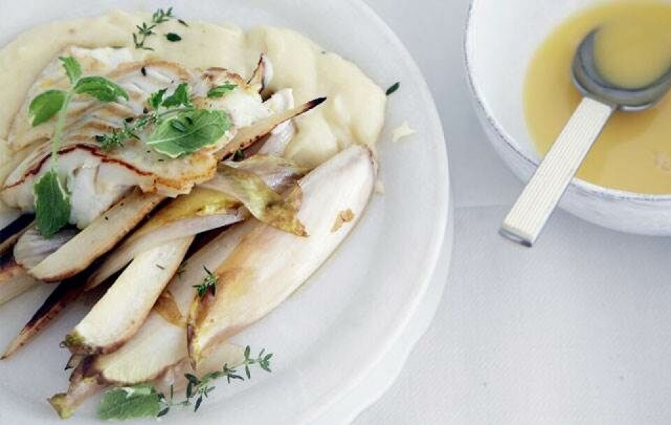 Stegt torsk med mos, sprøde urter og beurre blanc