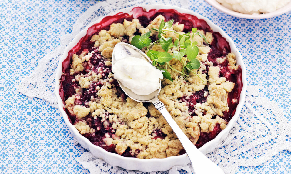 Nem dessert: Frugtcrumble med flødeskum