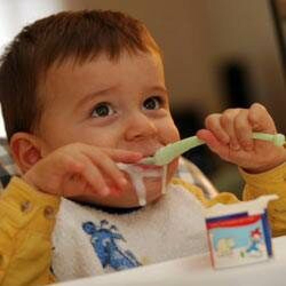 Giv baby skeen i egen hånd