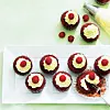 Ugens lækkeri: Røde muffins med hvid flødeostecreme