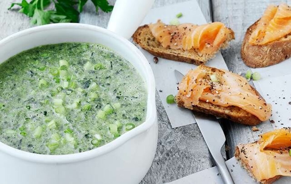 cremet ruculasuppe med lakse brushetta