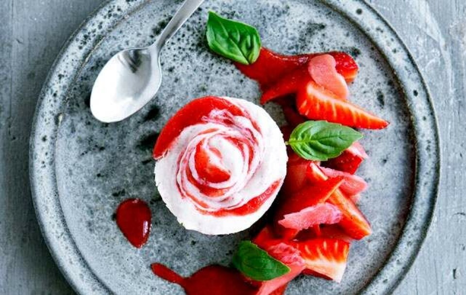 Opskrift på rabarber-parfait med jordbærpure og rå-syltede rabarber