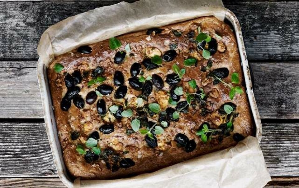 Få opskriften på lækker fuldkornsfoccacia med oliven og feta