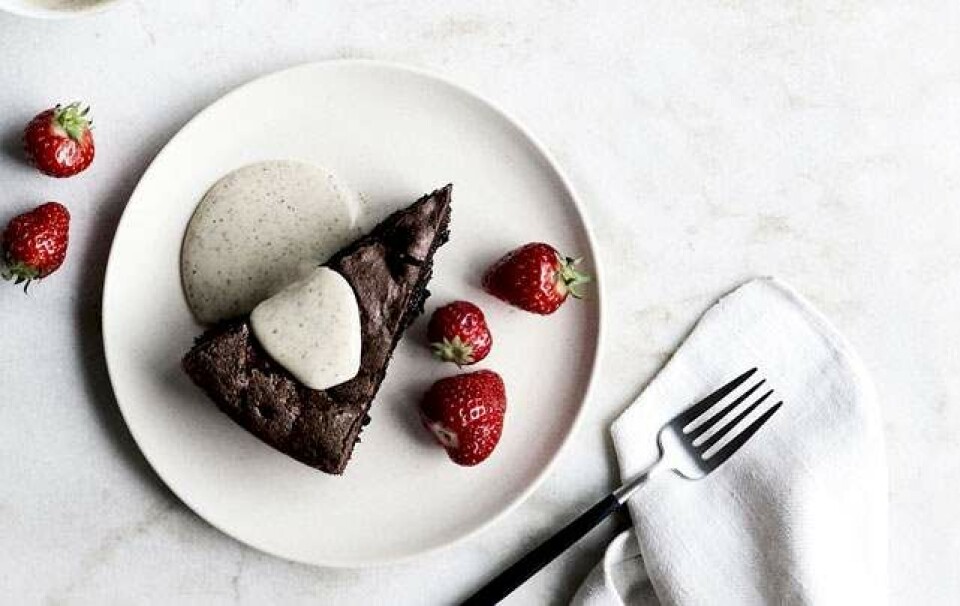 Billede 1 - Chokoladekonfektkage med creme anglaise og sommerbær