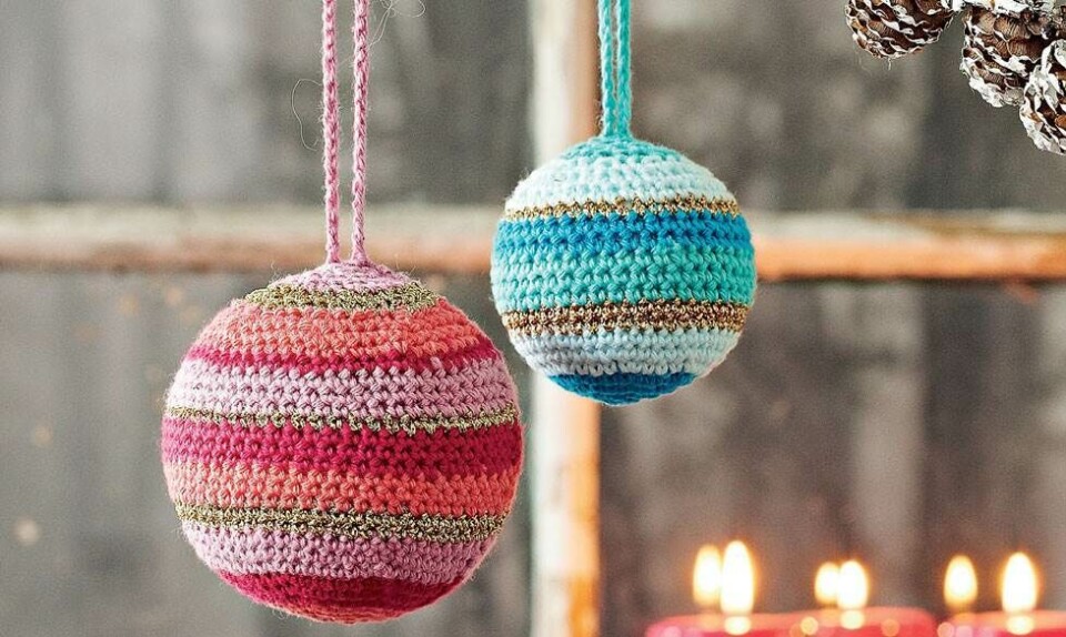 Hæklede julekugler i festlige striber fra Hendes Verden