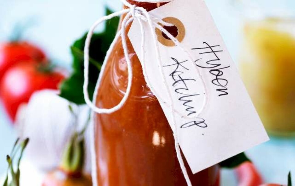 Opskrift på hyben-ketchup med tomat, chili og æble