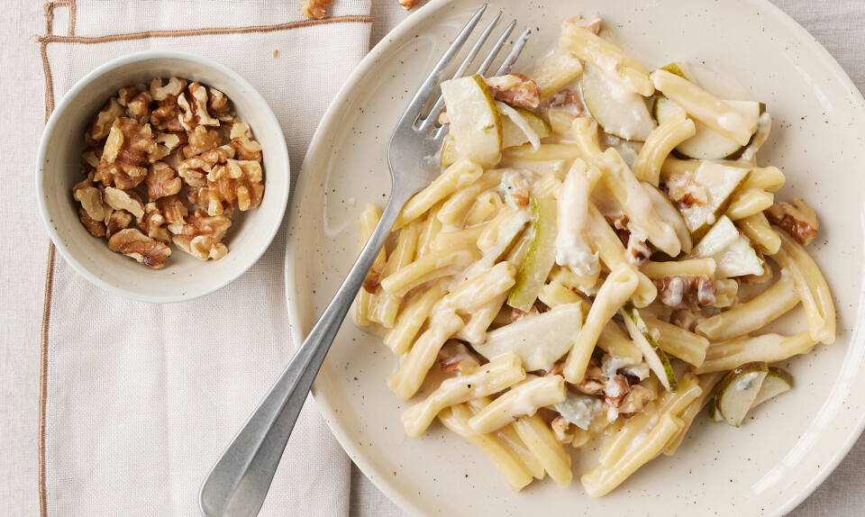 Pasta med gorgonzolasauce og ristede nødder