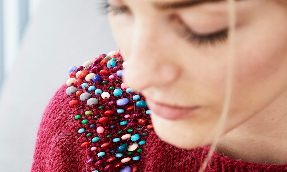 Bluse med perler på skuldrene
