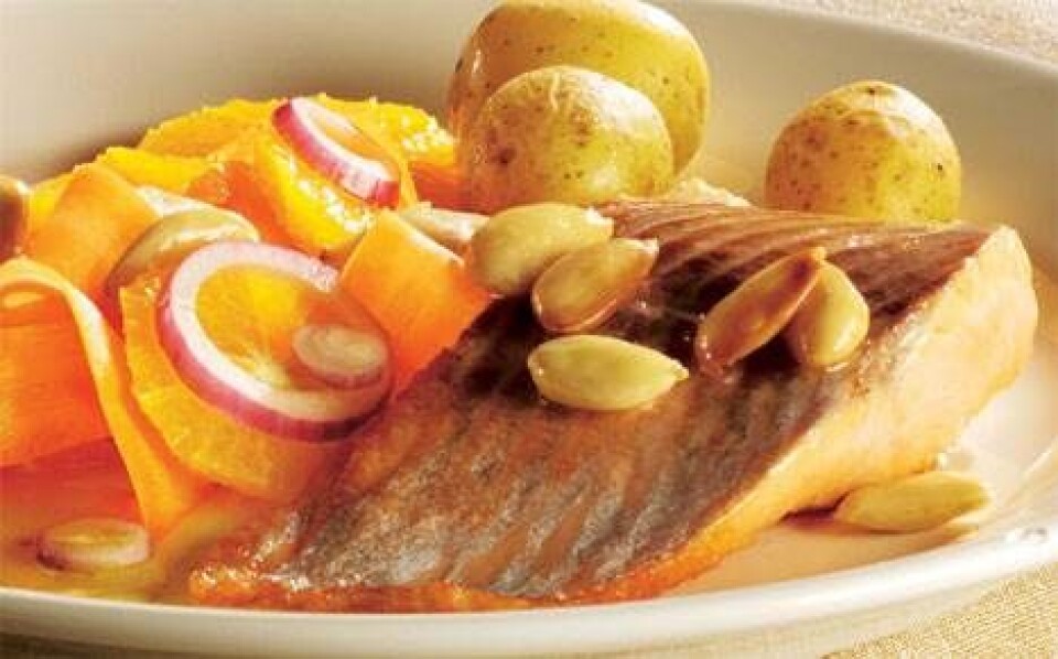 Stegt ørred med mandler og salat af appelsin