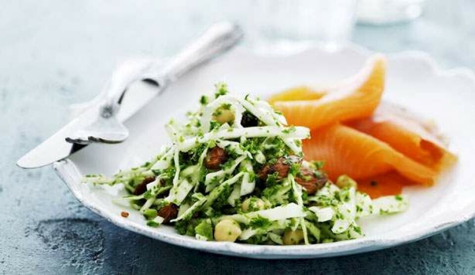 Opskrift på frokost med kikærter og råkost med røget laks