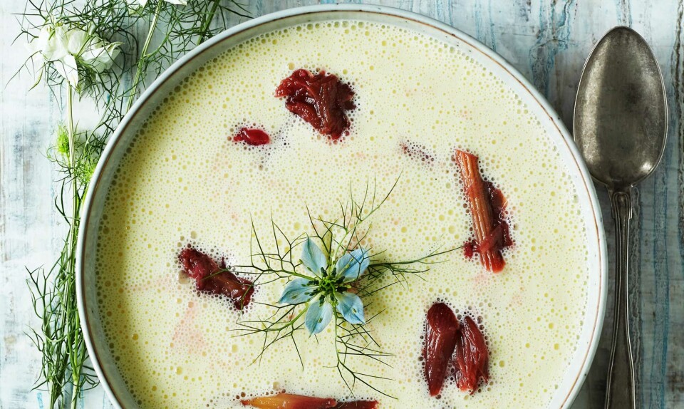 Koldskål med rabarberkompot