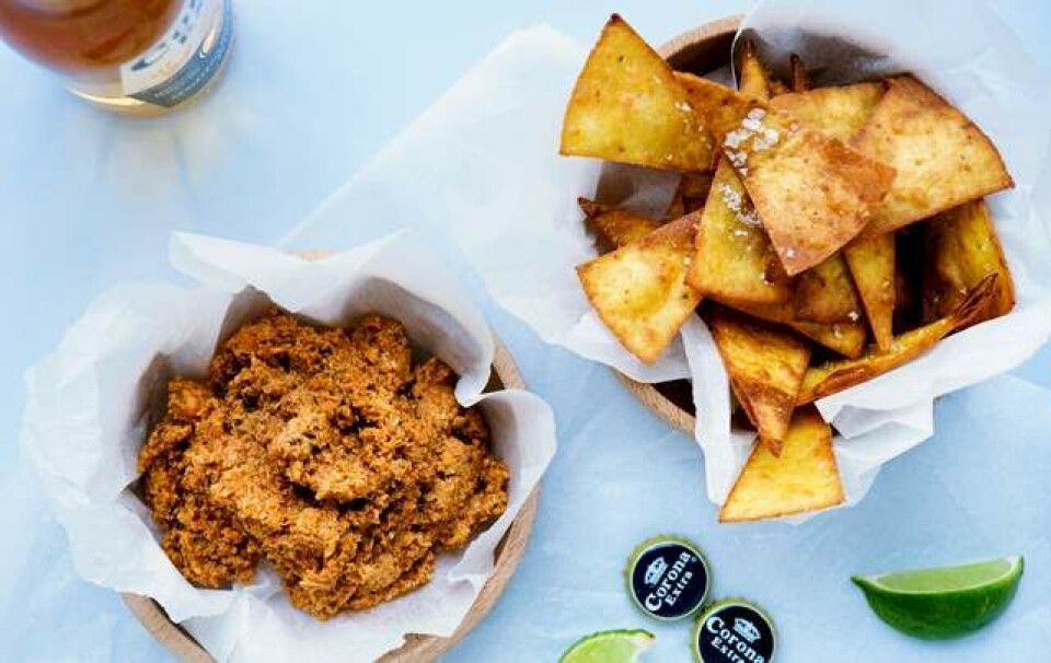 Hjemmelavede tortillachips med peanutsalsa