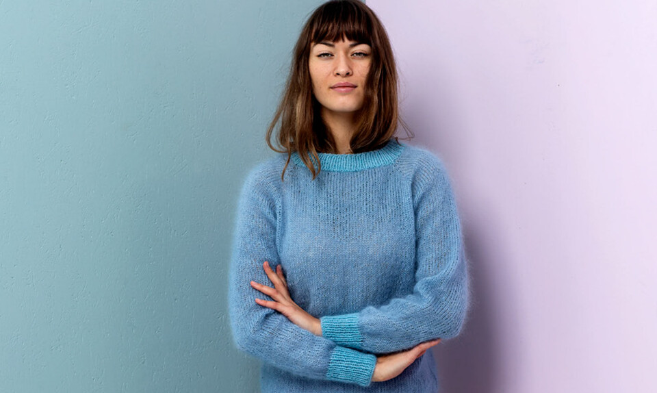 Blå bluse med kontrastkanter