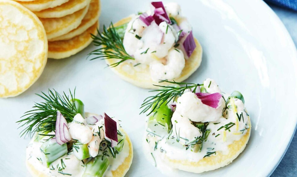 Klassisk rejesalat på blinis