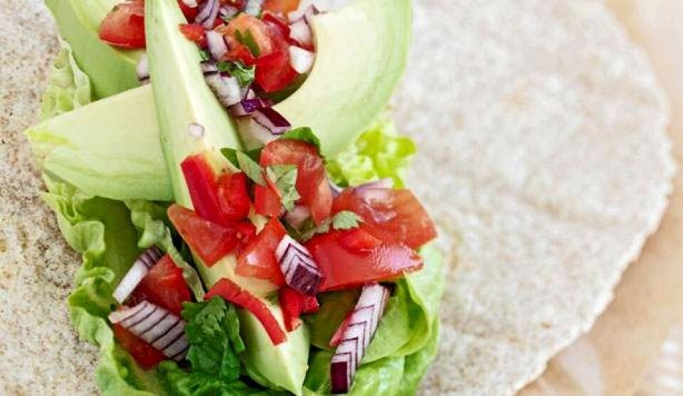 Opskrift på fuldkornswrap med avocado og tomatsalsa