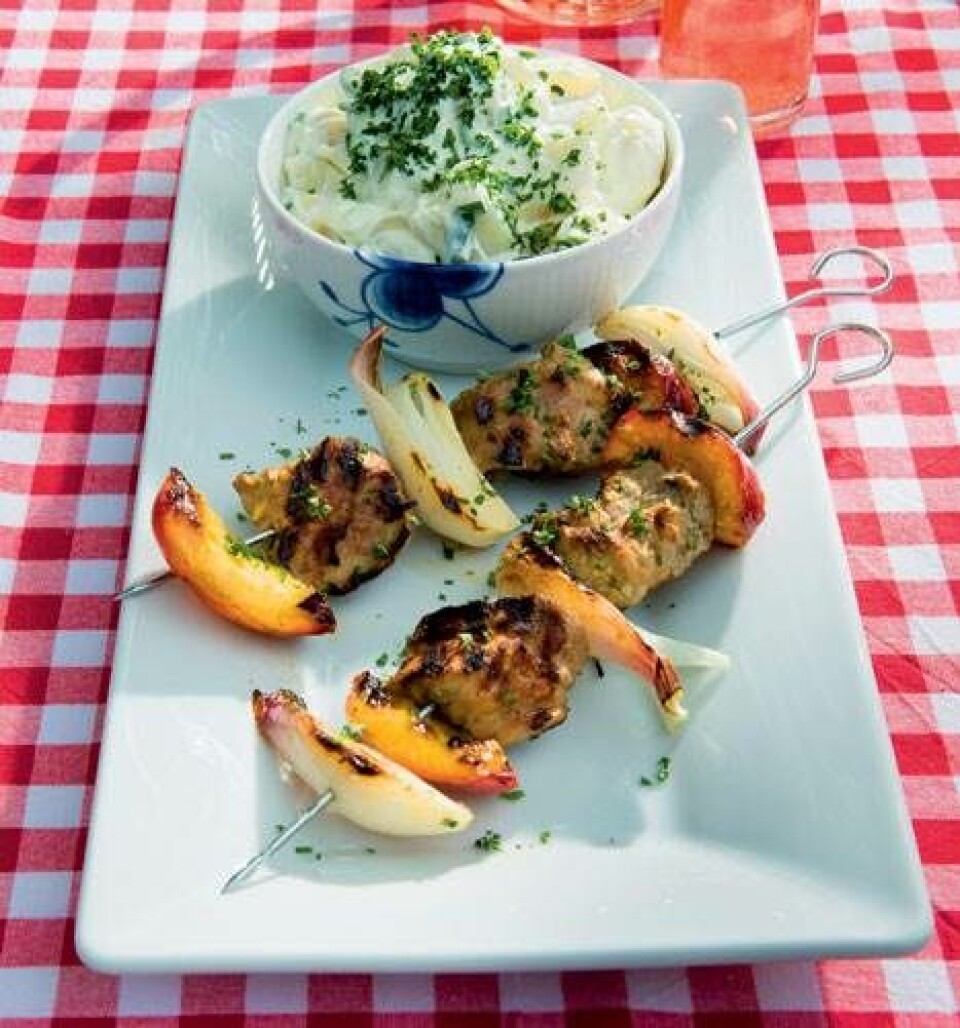 Grillspyd med svinekød og nektariner
