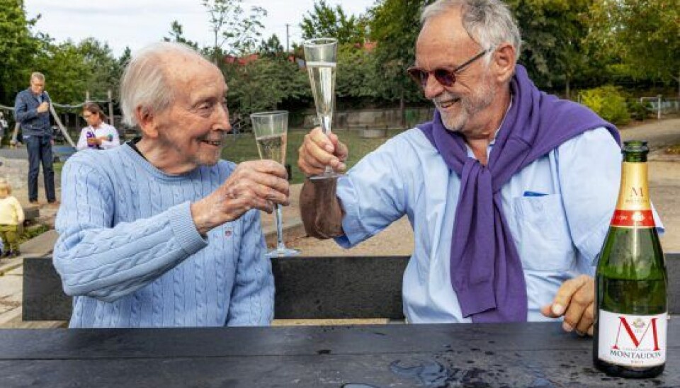 ”Skål, du gamle”. Humøret er højt, når de to veteraner mødes (Foto: Michael Stub)