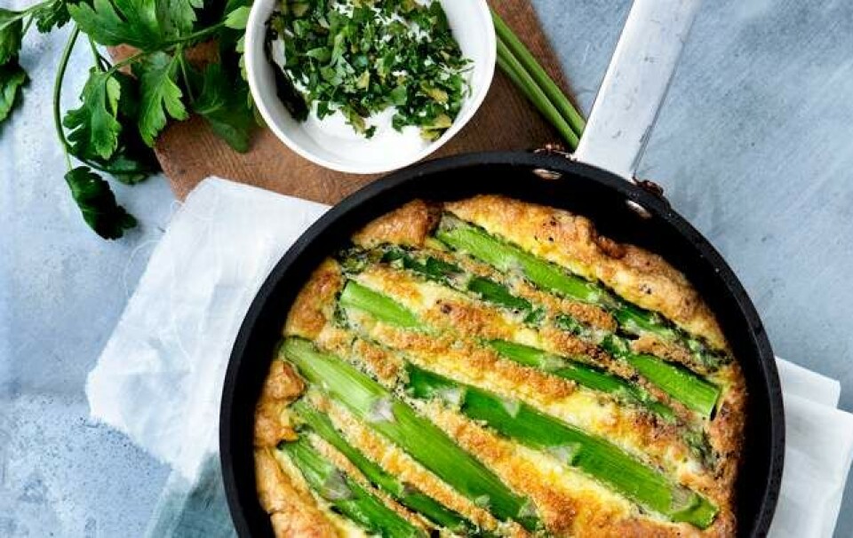 Frittata med asparges, røget laks og krydret yoghurt