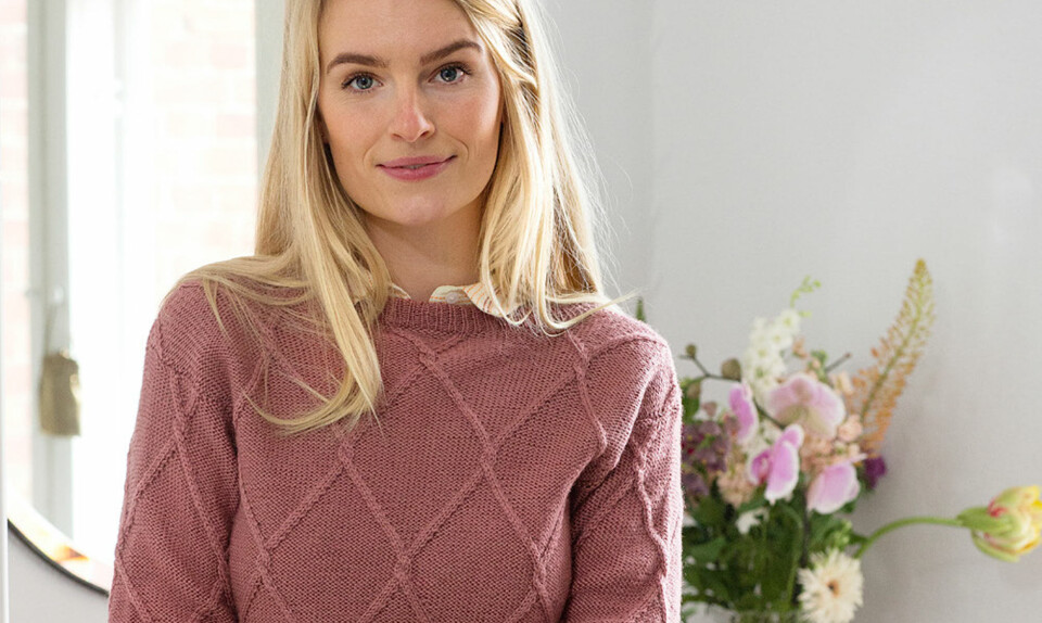 Strik en smuk bluse med rombemønster