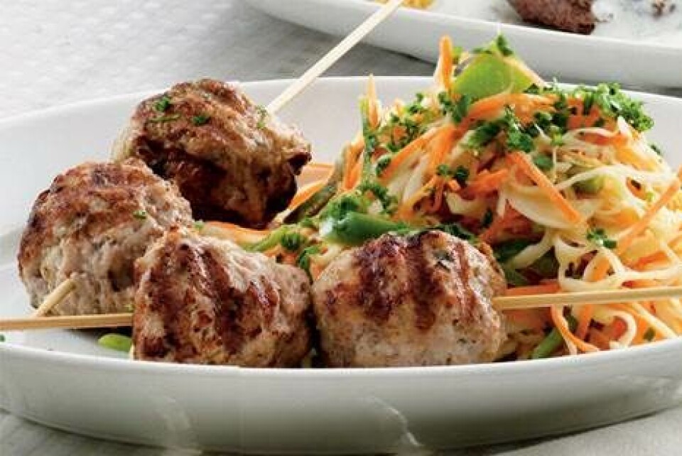 Sommerfrikadeller med coleslaw