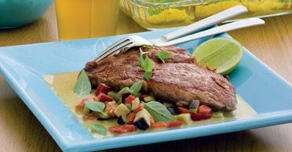 Asiatisk bøf med grøn karry og ris