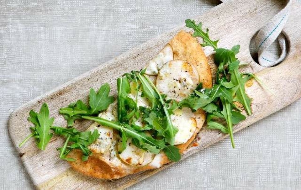 Pizza med gorgonzola, rucola og pærer