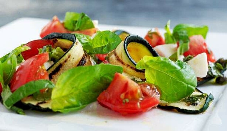 Opskrift på grillet squash med salsa og salat