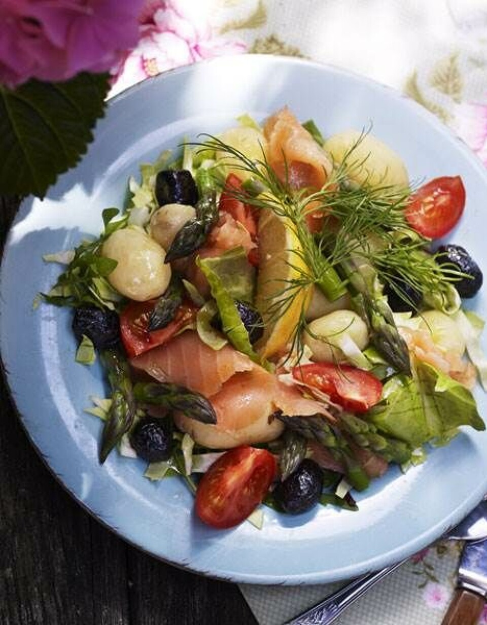 Salat med asparges, spidskål, kartofler og røget laks