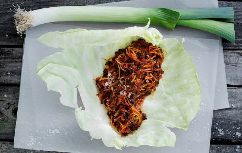 Kålwrap med sorte linser, tomat og porrer