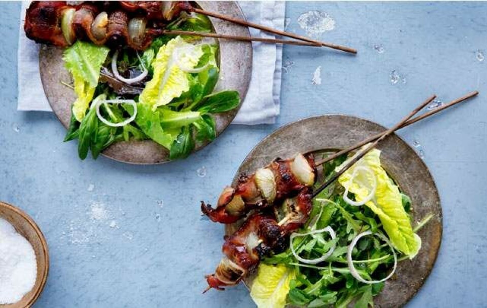 Salat med løg, dadler og bacon