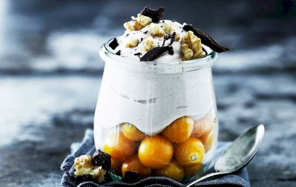 Opskrift på mousse med mørk chokolade, valnødder og ananaskirsebær