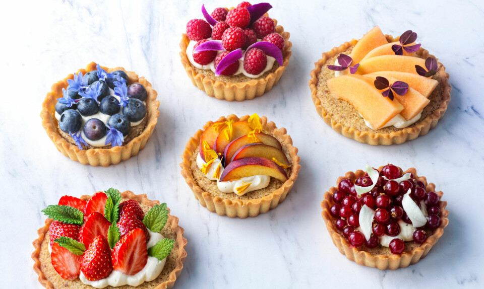 Små mazarintærter med creme og frugt