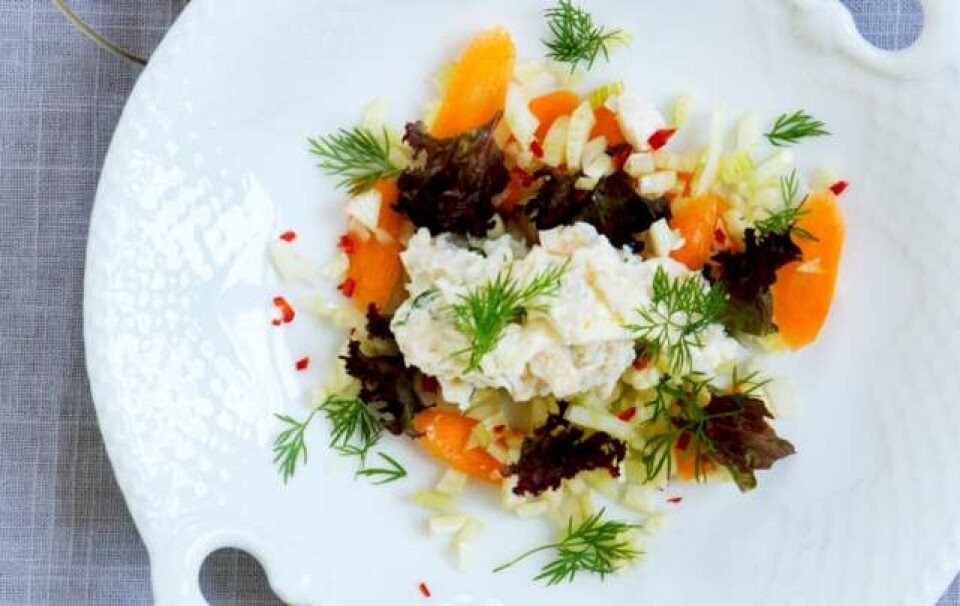 Opskrift på salat med krabbe, urter og citron