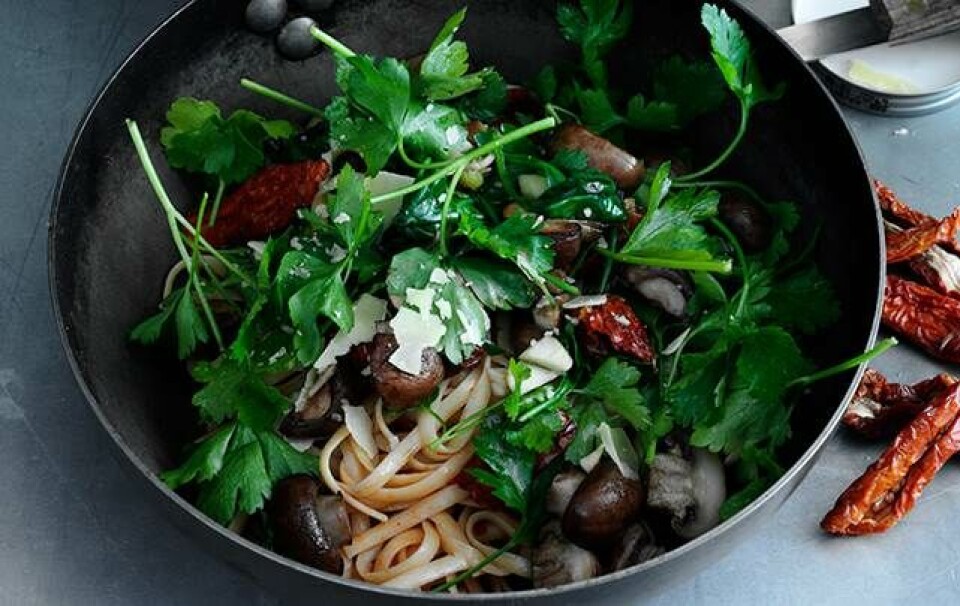 linguine med svampe, hvidløg, persille og spinat