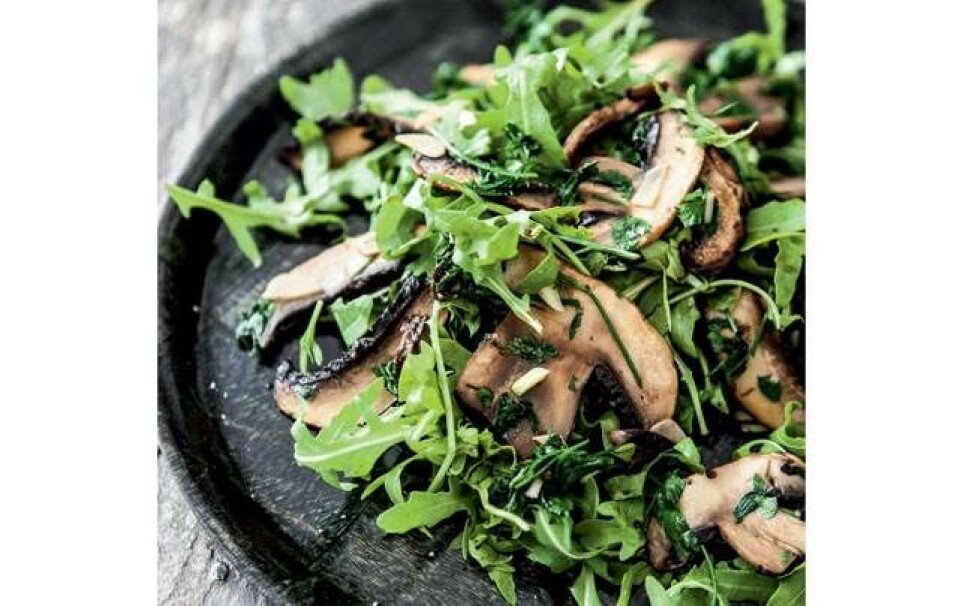 Salat med portobellosvampe stegt med persille og hvidløg