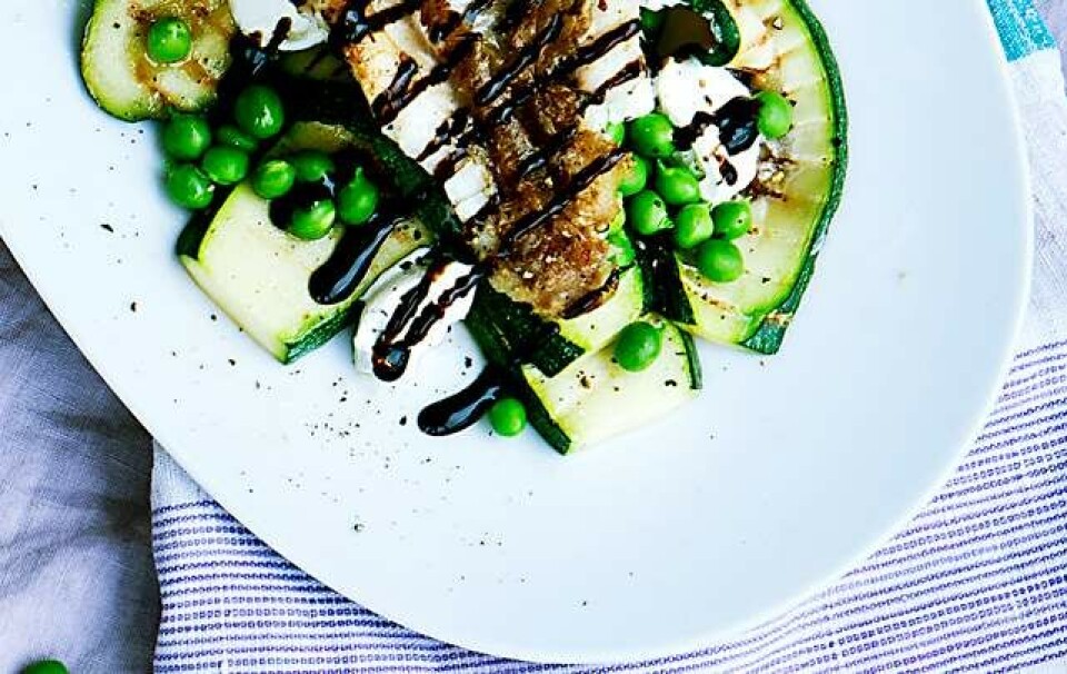 Opskrift på squashsalat med friske ærter og mynte