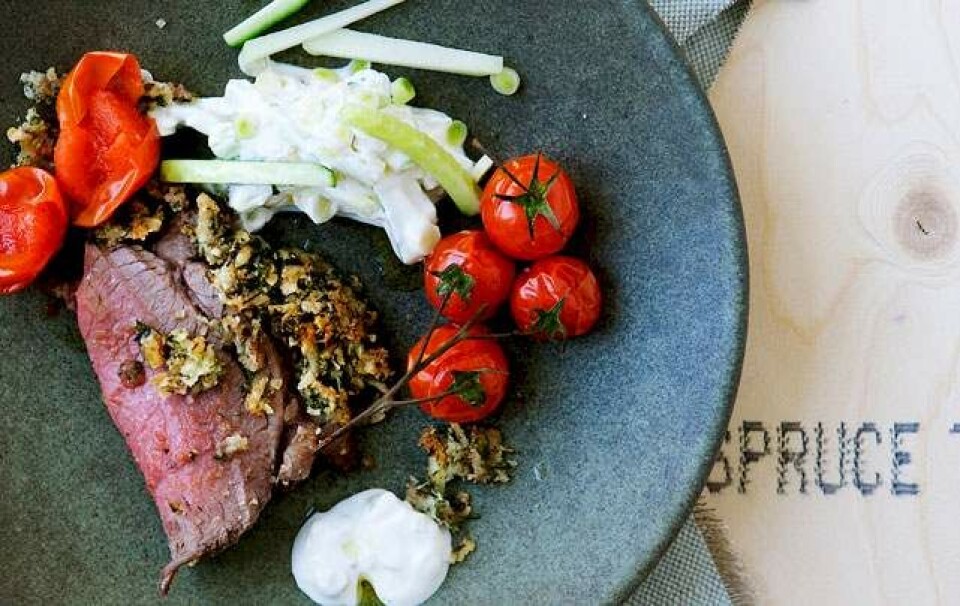 Opskrift på lammekølle med krydderurter, grov tzatziki og bagte tomater