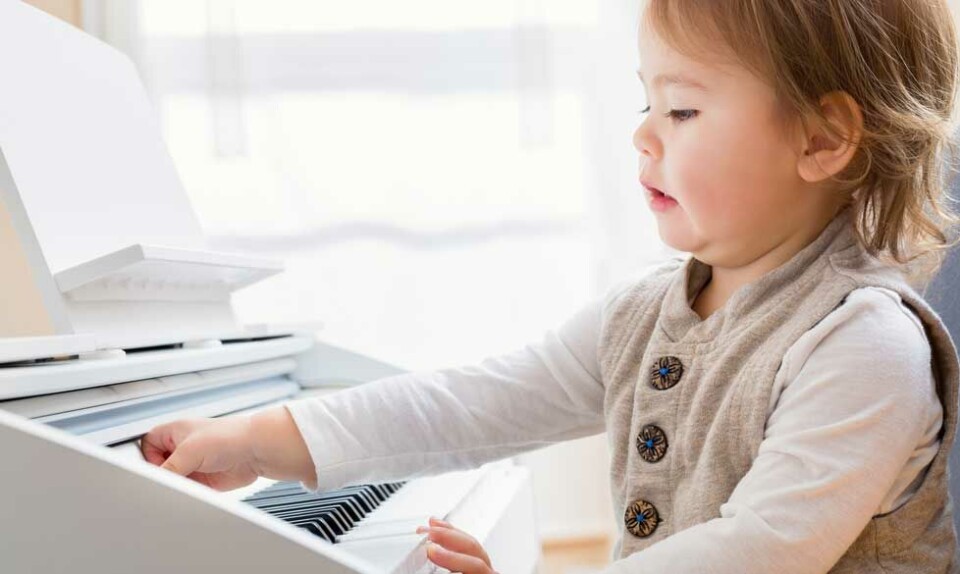 Musikinstrumenter er et hit hos børn på 23 måneder