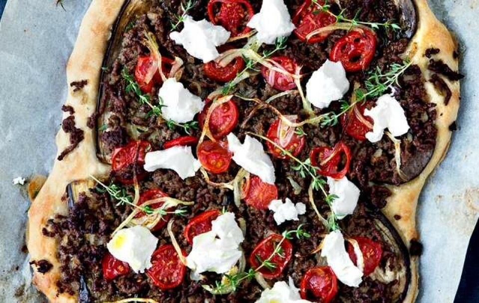 Bagt madbrød med hakket lam, aubergine og tomat