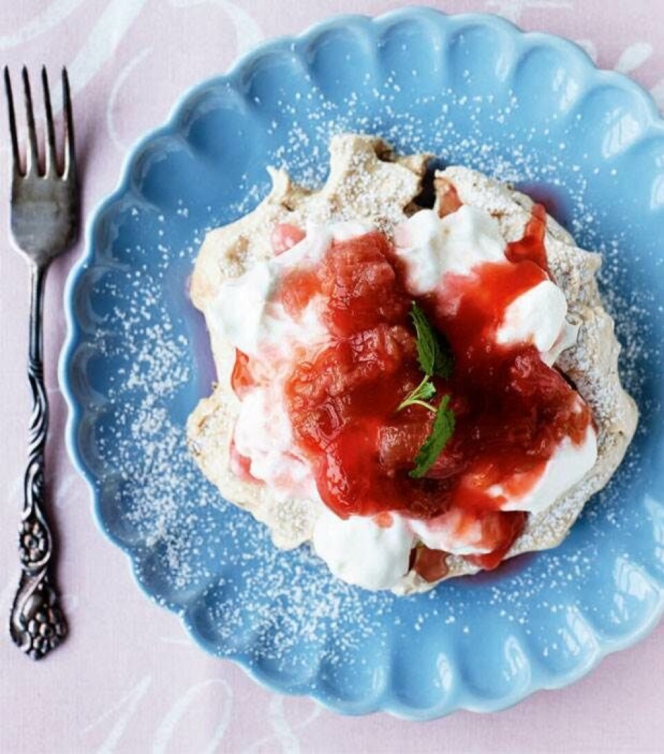 Karamelpavlovaer med rabarber