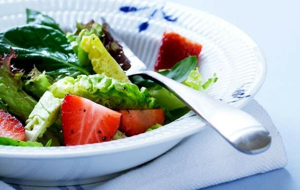 Opskrift på salat med marinerede jordbær, sort peber og basilikum