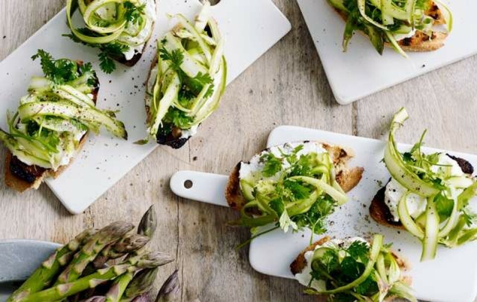 Toast med rygeostcreme og asparges