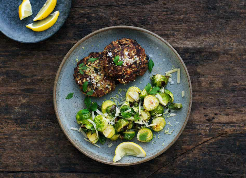 KETO aftensmad: Grønne karbonader med citronbagte rosenkål