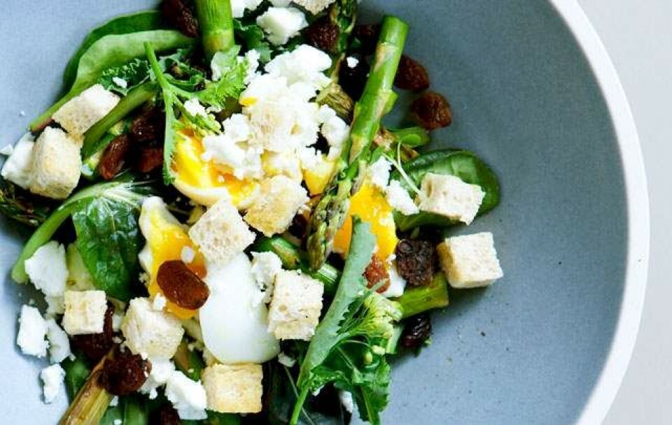 Opskrift på salat med grillede asparges, æg, rosiner og feta